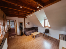 Wohnzimmer mit Schlafcouch Ebene 1