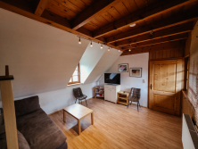 Wohnzimmer mit Schlafcouch Ebene 1