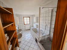 Badezimmer Ebene 1 mit Badewanne Dusche und WC