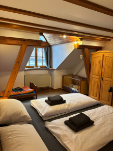 Schlafzimmer 1 Ebene 2 mit Doppelbett und Kinderbetten