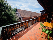 Großer Balkon mit Aussicht über den Hof Ebene 1