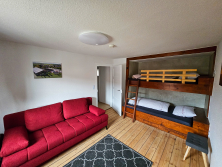 Wohnzimmer mit Schlafsofa (3) und Etagenbett (2)