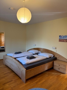 Schlafzimmer 1 Ebene 1 mit Doppelbett und Kinderbett