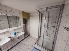 Badezimmer Ebene 1 mit Dusche und WC